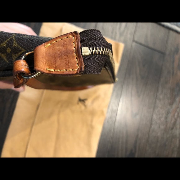 Authentic Louis Vuitton Monogram pochette - Picture 11 of 13